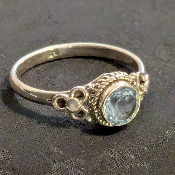Vibrant Genuine Sky Blue Topaz Solid 925 Sterling Silver Size 9 - Picture 2 of 8